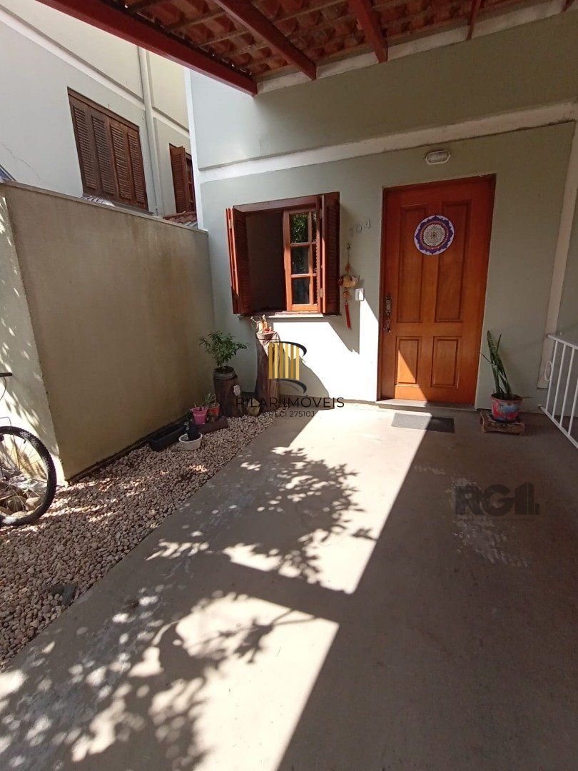 Casa em Condomínio com 96m² e 3 dormitórios no bairro Tristeza em Porto Alegre.