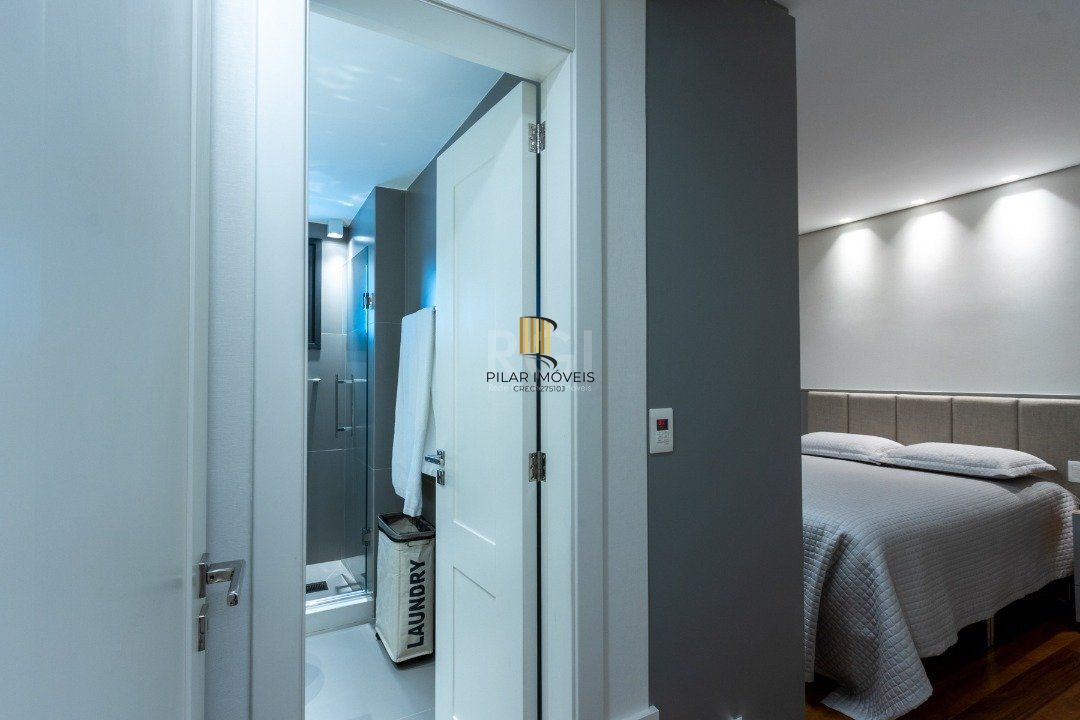 Apartamento mobiliado, com cerca de 256,42m² privativos e com 3 suítes,