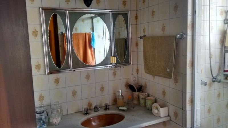 Casa para Venda - 320m², 3 dormitórios, sendo 1 suites, 4 vagas - Cristal