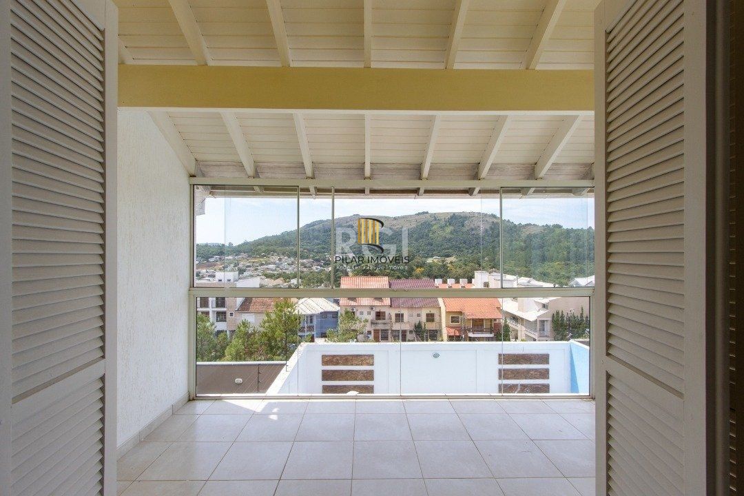 Uma suíte, estar íntimo, living 2 ambientes, lareira, lavabo, cozinha mobiliada,