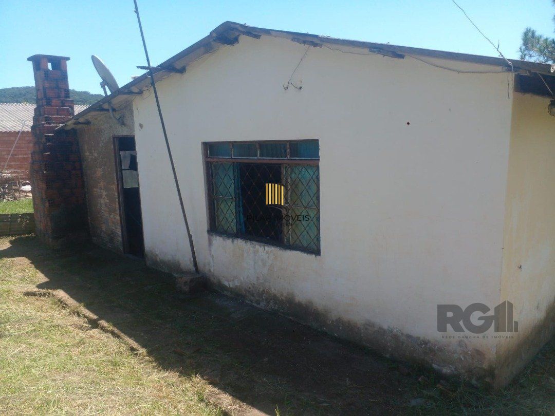 Dois quartos, 01 banheiro, 01 sala de star, 01 sala de jantar, cozinha, 01 garagem para três carros com churrasqueira.
