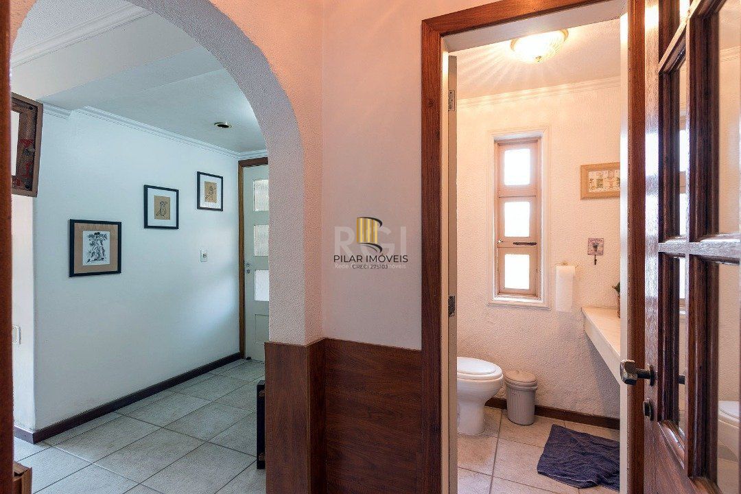 Casa para Venda - 320m², 5 dormitórios, sendo 2 suites, 3 vagas - Tristeza