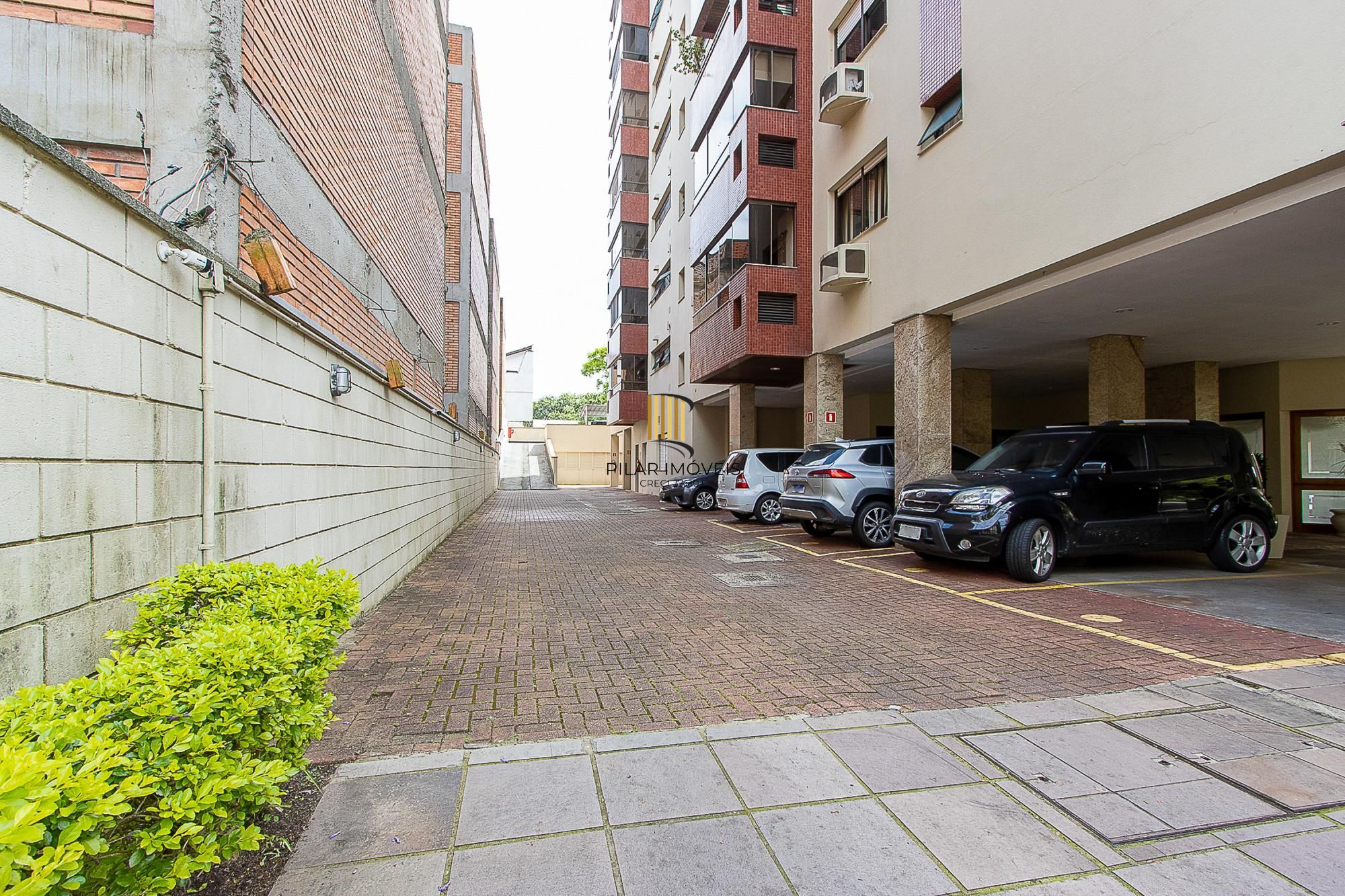 Apartamento 3 quartos, 1 suite, dependência, sacada com churrasqueira, 2 vagas - Bairro Menino Deus