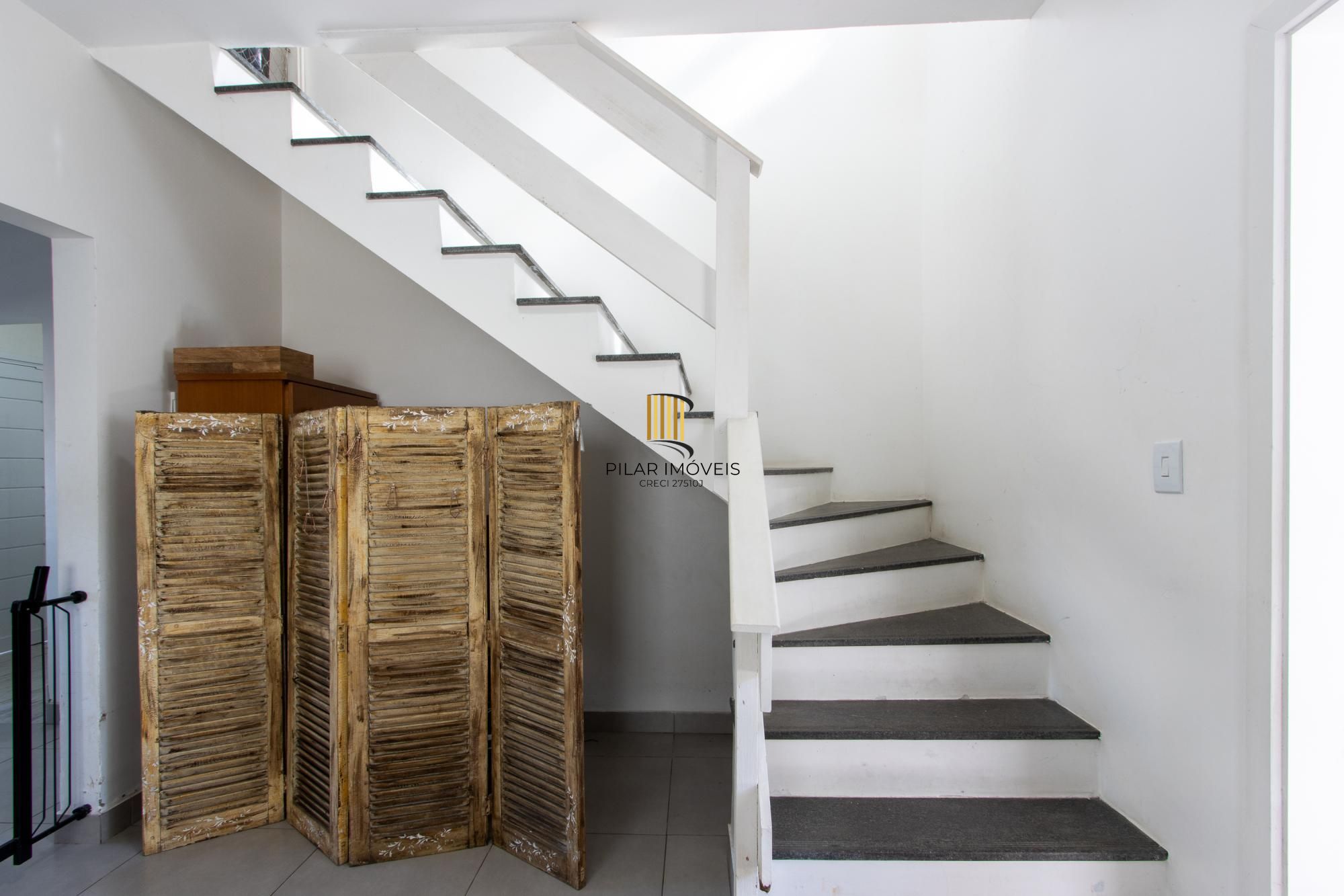 Casa 3 Dormitórios no Bairro Tristeza com 2 Vagas de Garagem