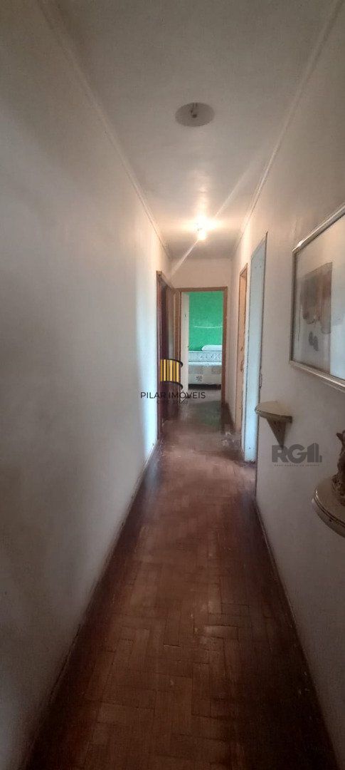 Casa de 3 dormitórios com piscina no Bairro Cristal.
