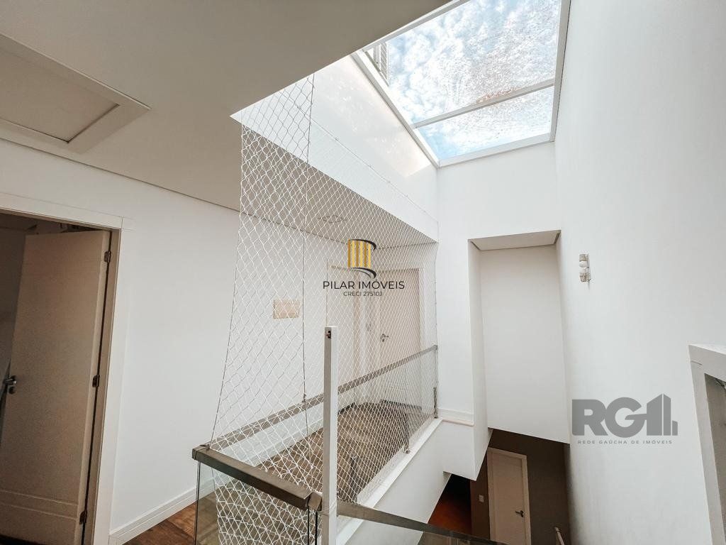 Excelente residência com aproximadamente 219m² privativos,