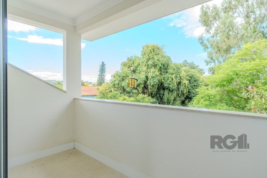 Casa semimobiliada e possui 3 suítes (sendo 1 delas master com closet e hidro)