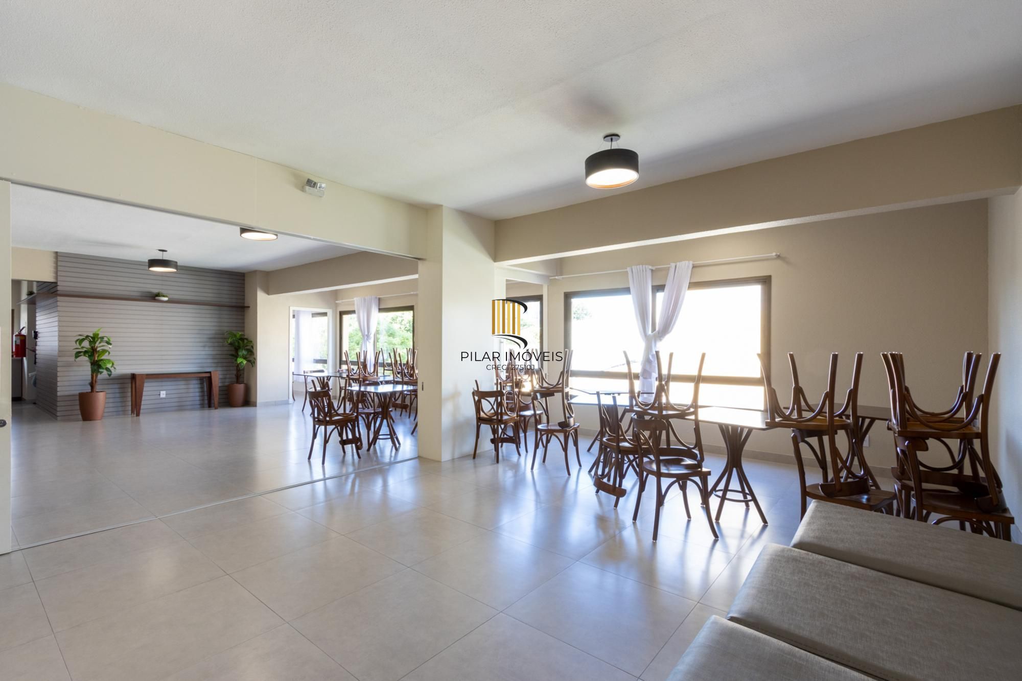 Cobertura de 3 dormitórios, 1 suíte e duas vagas de garagem no bairro Cristal.