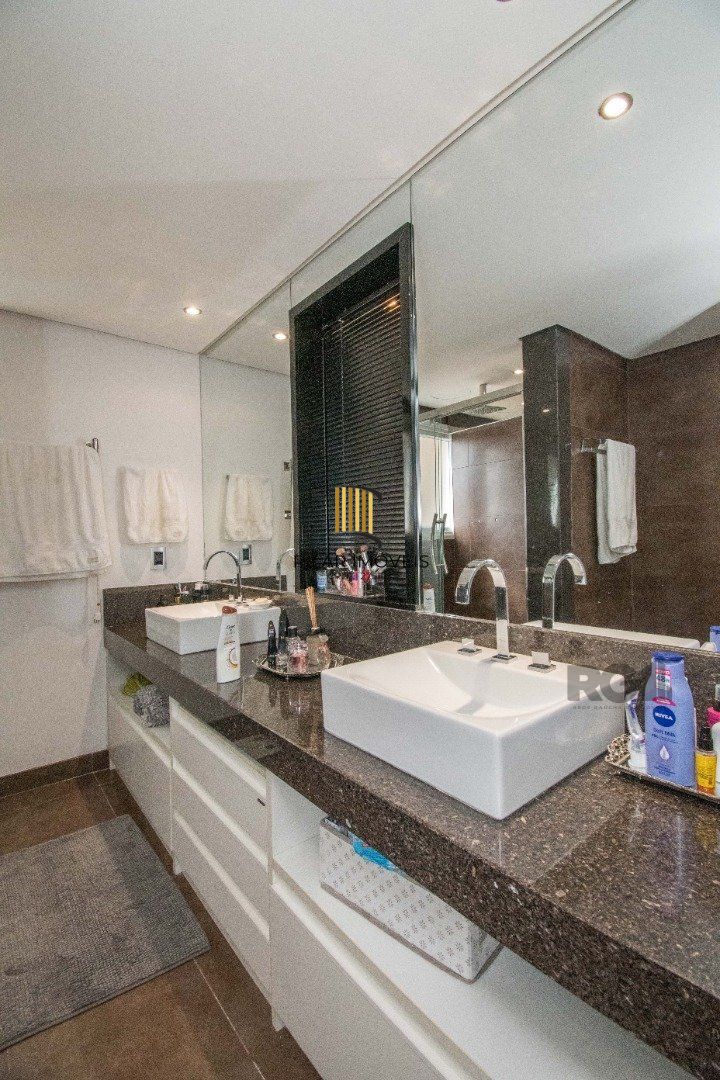 Cobertura de alto padrão, construtora Clave, vista perene para o Rio, 3 suítes, piscina, 3 vagas cobertas.
