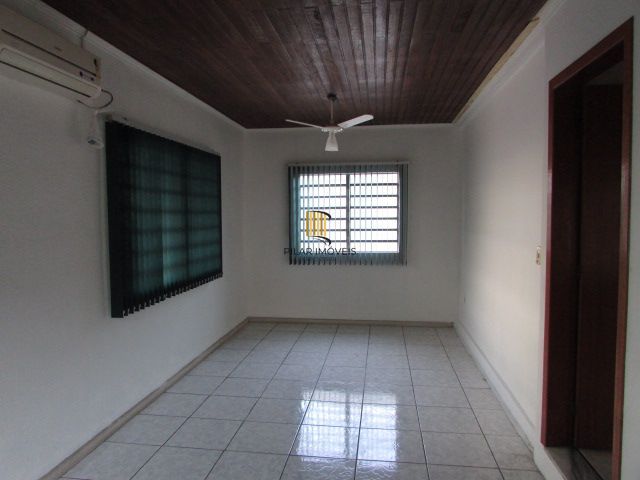 Casa térrea, com 3 dormitórios, 1 suíte, no bairro Nonoai.