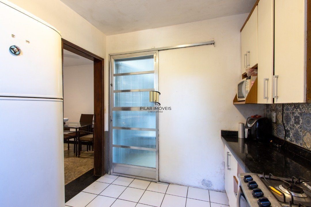Casa em condomínio que possui  3 dormitórios, sendo 1suíte, lavabo, escritório, possibilidade de um 4 dormitório,