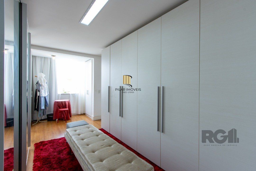 Casa em condominio . com 6 suites, sendo 3 suítes master com closet e hidro.