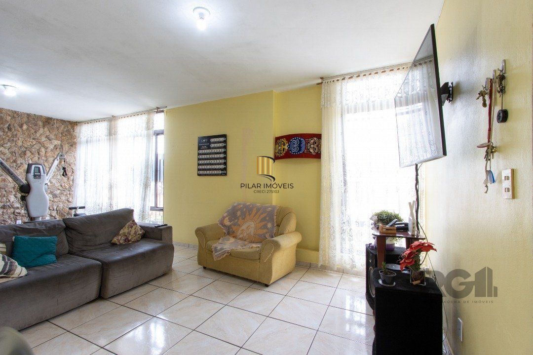 Casa térrea, 3 quartos, 2 banheiros, com pátio no Bairro Cavalhada