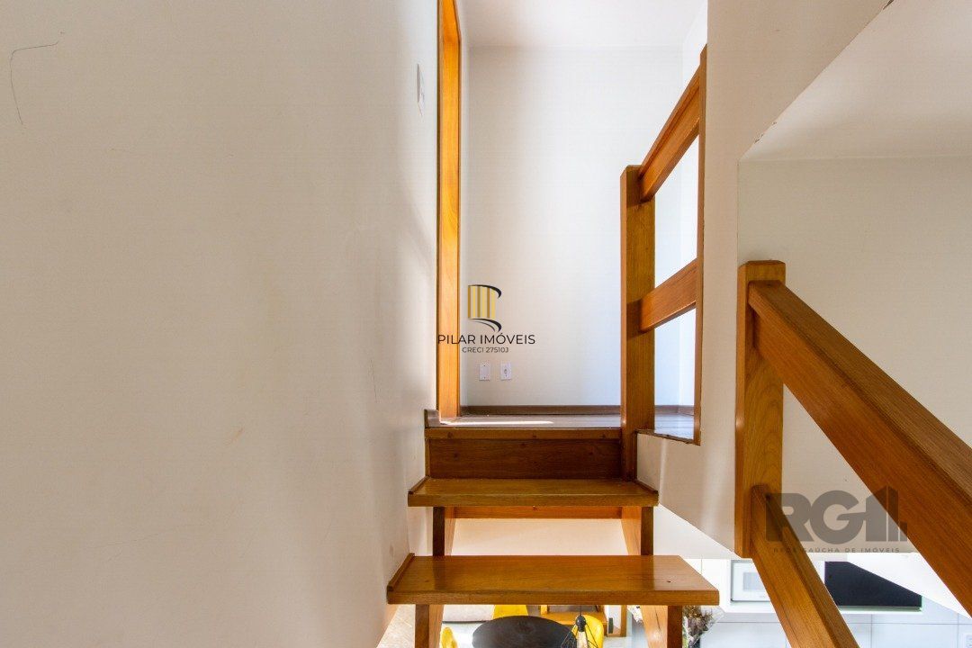 Casa em condomínio,  possui 2 dormitórios, sala para 2 ambientes e 1 vaga.