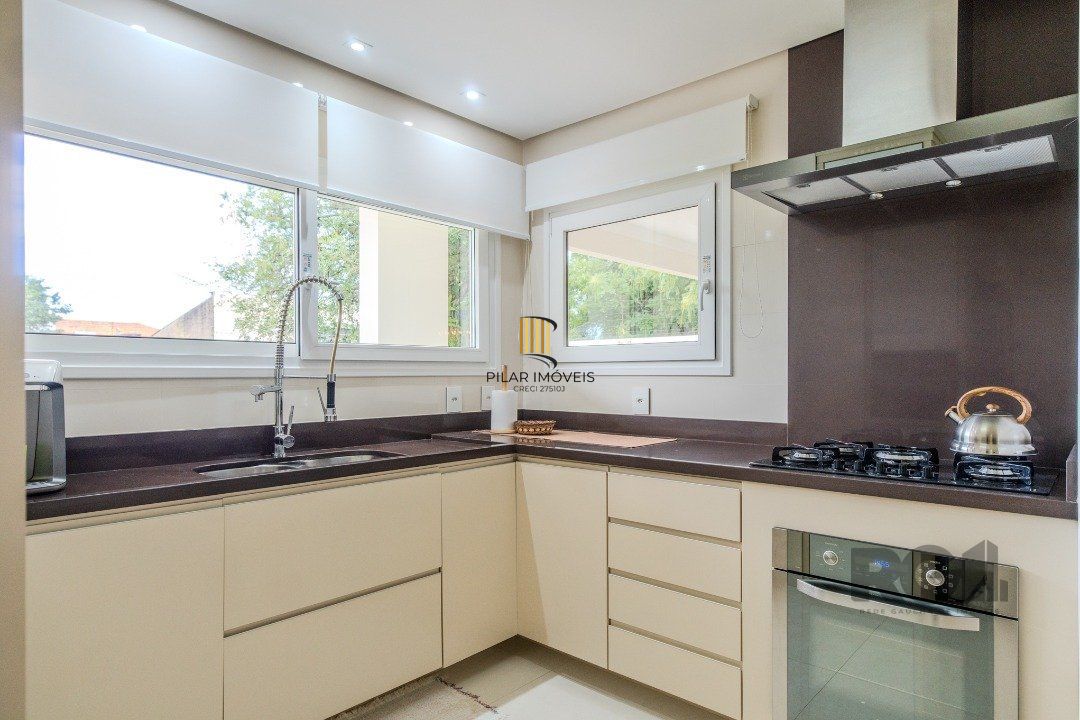 Casa semimobiliada e possui 3 suítes (sendo 1 delas master com closet e hidro)