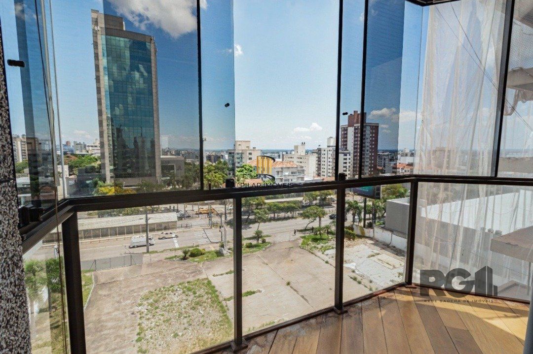 Cobertura impecável semi-mobiliada com linda vista para o Guaíba, 3 dormitórios sendo 1 suíte e 2 vagas.