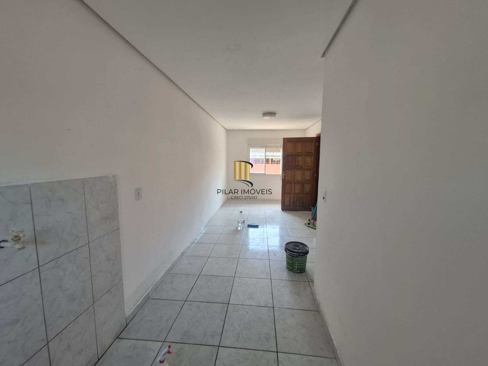 Casa de condomínio, 2 dormitórios, 1 banheiro e 1 vaga de garagem.