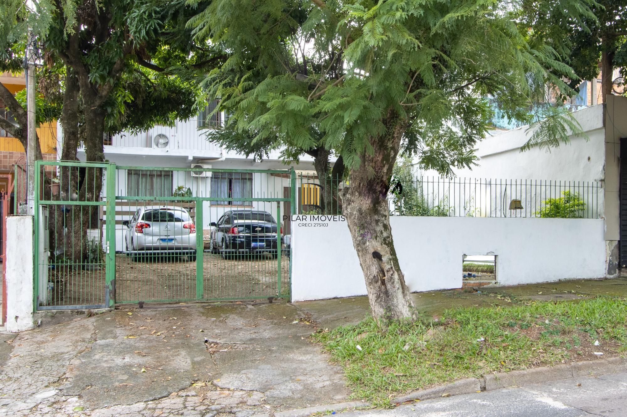 Casa ampla de 2 pavimentos com 4 dormitórios, 1 suite e 4 vagas no bairro Santa Tereza!