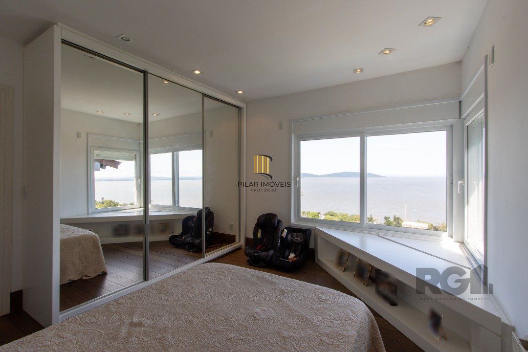 Casa deslumbrante vista do Guaiba, 3 dormitórios, sendo 1 suite master com closet e banheira de hidro com vista para o rio