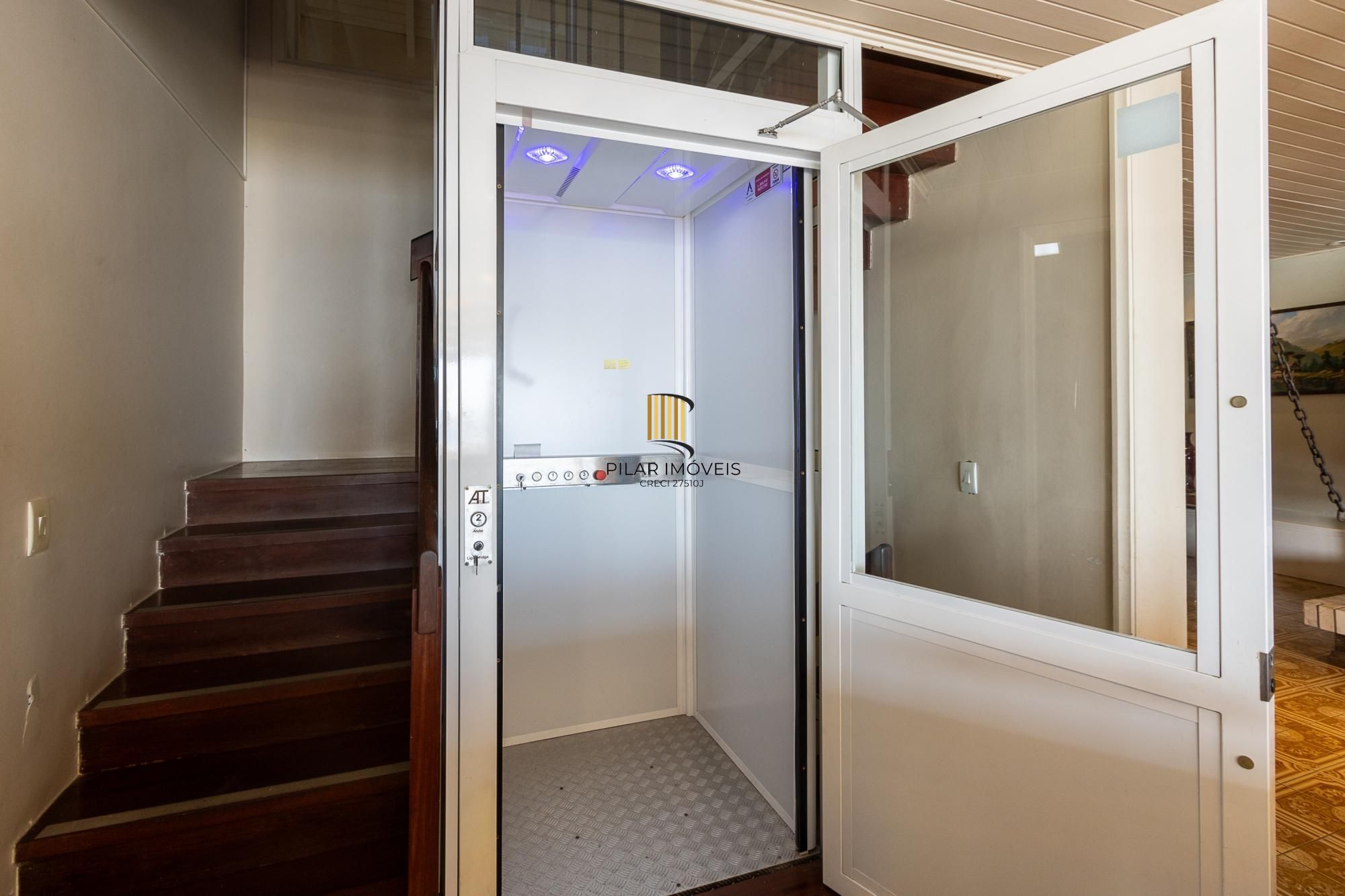 Residência em endereço nobre na Vila Assunção, com vista privilegiada para o Guaíba e clubes náuticos!