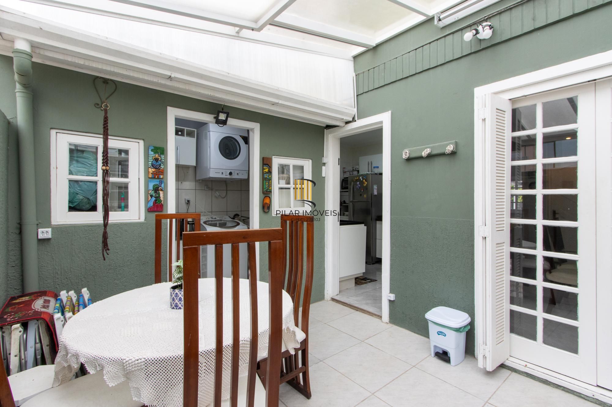 Casa 3 dormitórios no bairro Guarujá