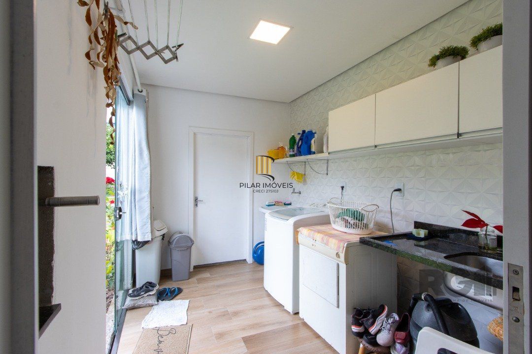 Casa térrea, 3 quartos, edícula, com 2 suites, pátio - Bairro Guarujá