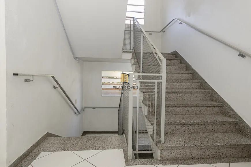 Apartamento de 2 quartos, no Bairro Tristeza, semi-mobiliado, com vaga escriturada.