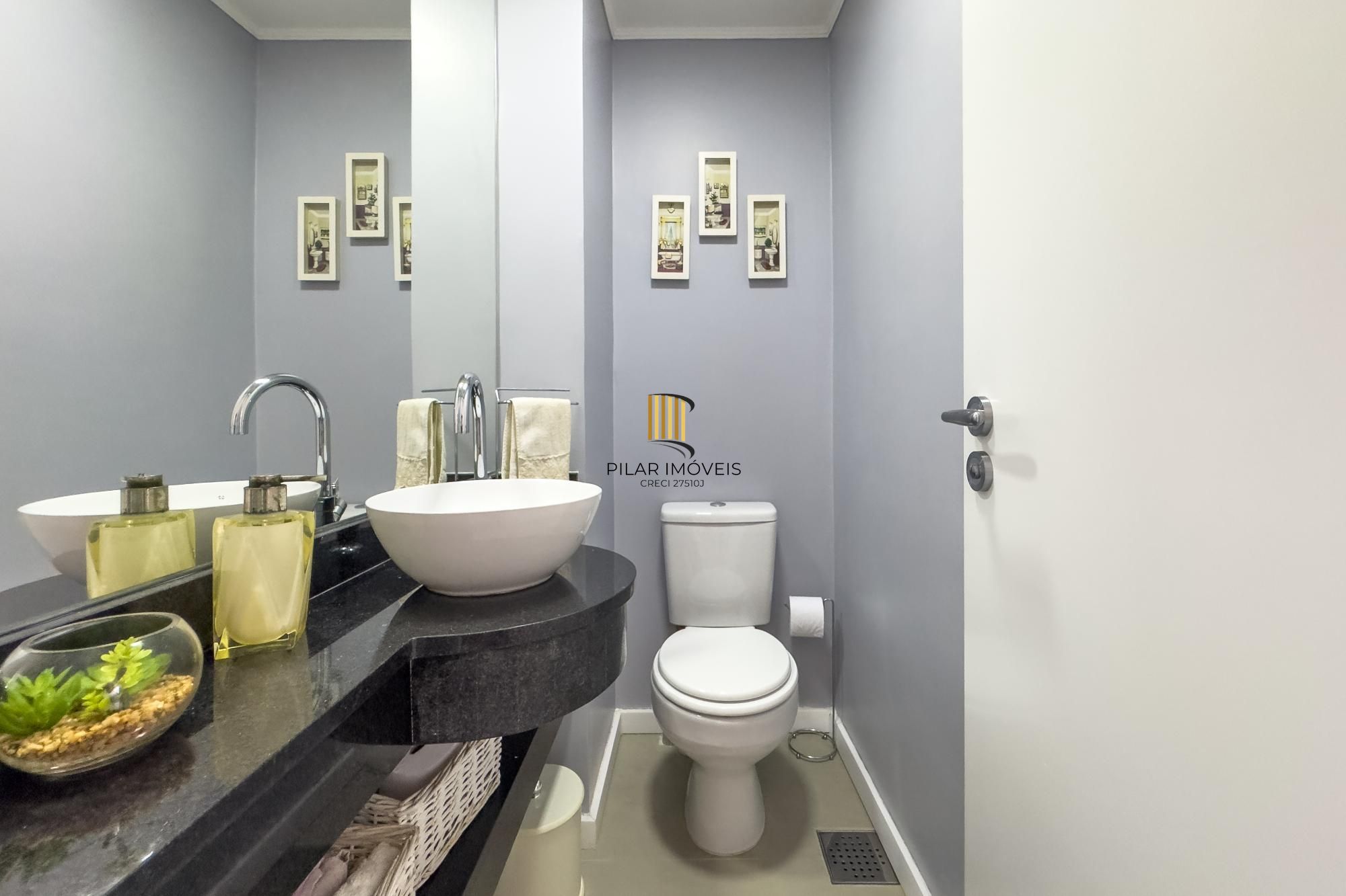 Apartamento 03 Suítes bairro Cristal, 88,97m² de área privativa, semimobiliada e 02 vagas de garagens cobertas.