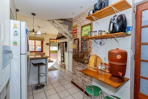 Casa de 3 dormitórios, em condomínio fechado na zona sul de Porto Alegre,  com lareira, churrasqueira e vaga de garagem.