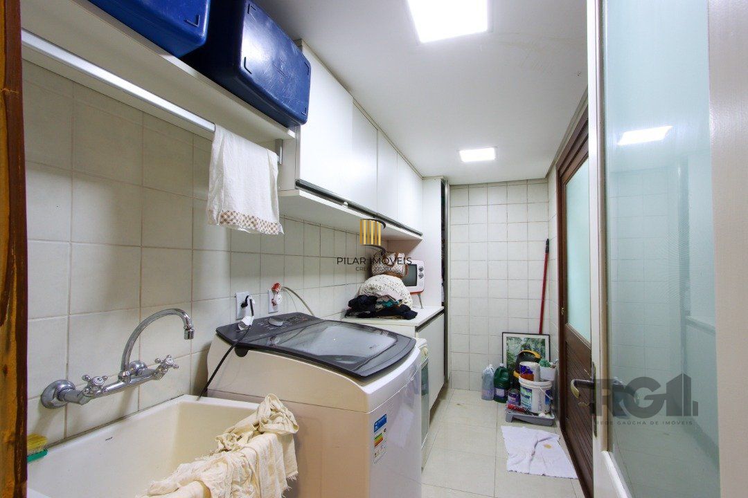 Casa com 327m² de área privativa, oferecendo 3 dormitórios, sendo 3 suítes