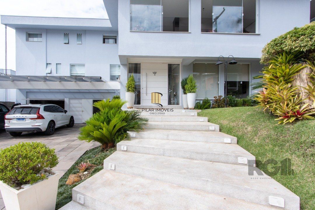Casa em condominio . com 6 suites, sendo 3 suítes master com closet e hidro.