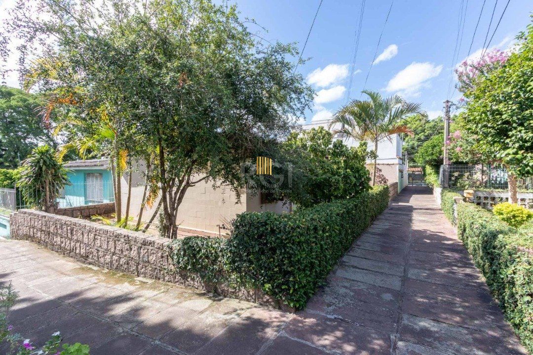 Casa térrea no Residencial Butui, possui 3 dormitórios, living espaçoso, cozinha funcional, banheiro social, área de serviço independente e pátio privativo