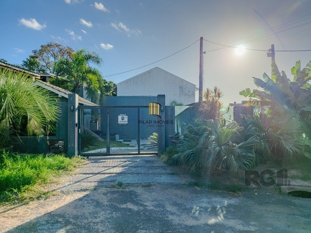 Living em dois ambientes com cozinha americana, lavabo, pátio, lavanderia. o3 dormitórios sendo 01 suíte, banheiro social e sótão. Duas vagas de  garagem.