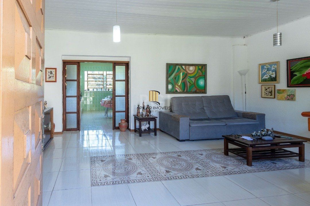 Casa para Venda - 370m², 4 dormitórios, sendo 1 suites, 6 vagas - Lomba do Pinheiro