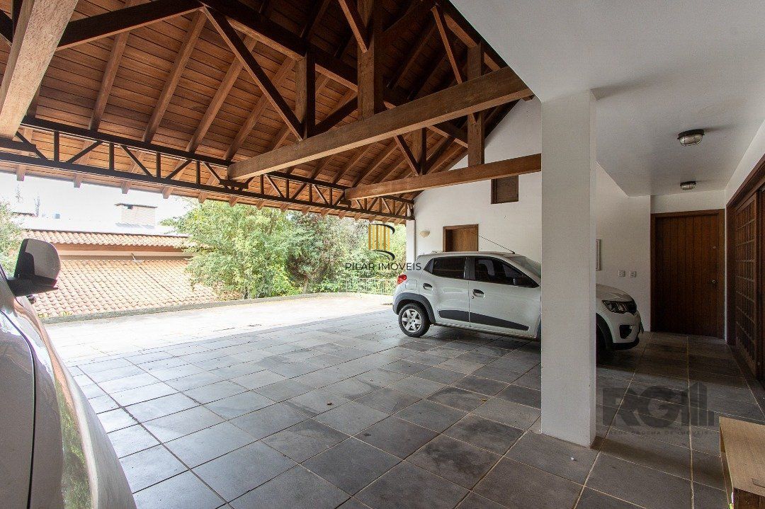 Casa de Condomínio 6 dormitórios no bairro Cavalhada