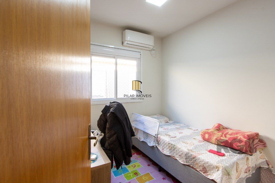 Casa em condomínio,  possui 2 dormitórios, sala para 2 ambientes e 1 vaga.