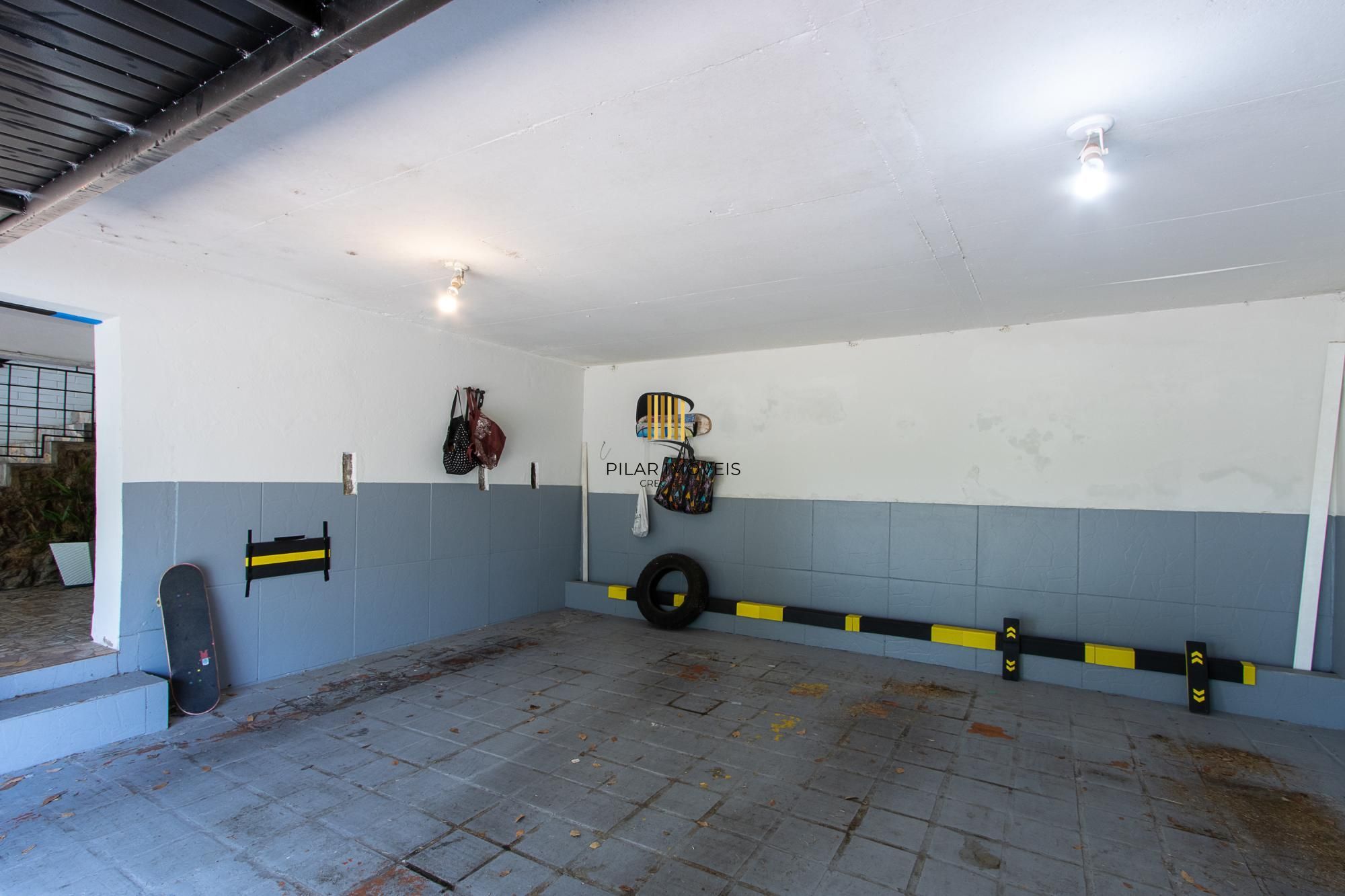 Linda casa totalmente reformada, 3 quartos (1 suite), 2 vagas cobertas - Bairro Nonoai