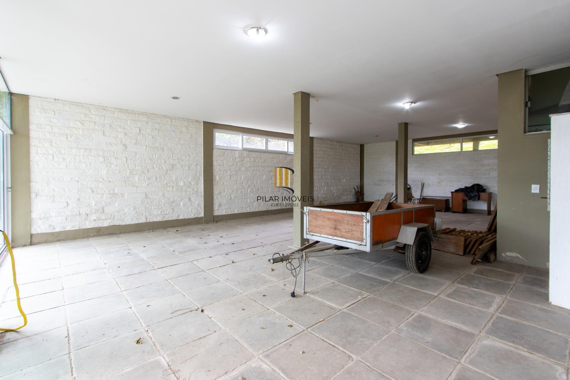 Casa de alvenaria, com 3 dormitórios, 1 suíte, living, cozinha, lavanderia, churrasqueira, banheiro social, pátio e 4 vagas de garagem.