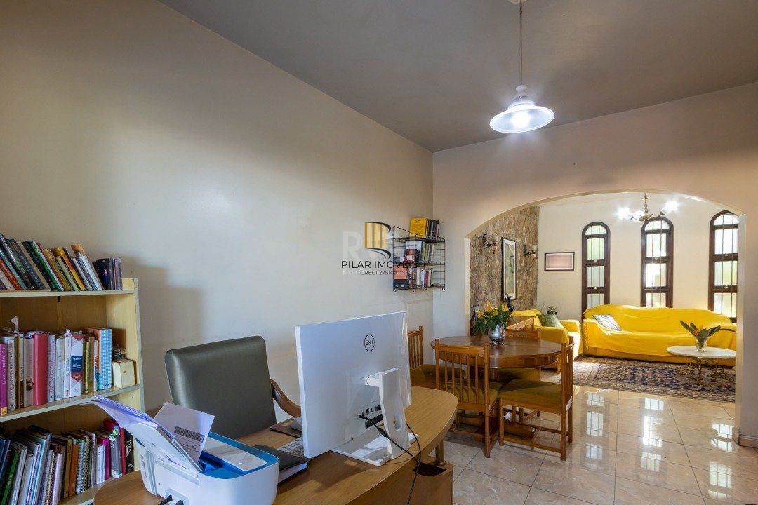 Sobrado com 345m² privativos, 3 suites, 2 vagas, churrasqueira. pátio com piscina - Bairro Cristal