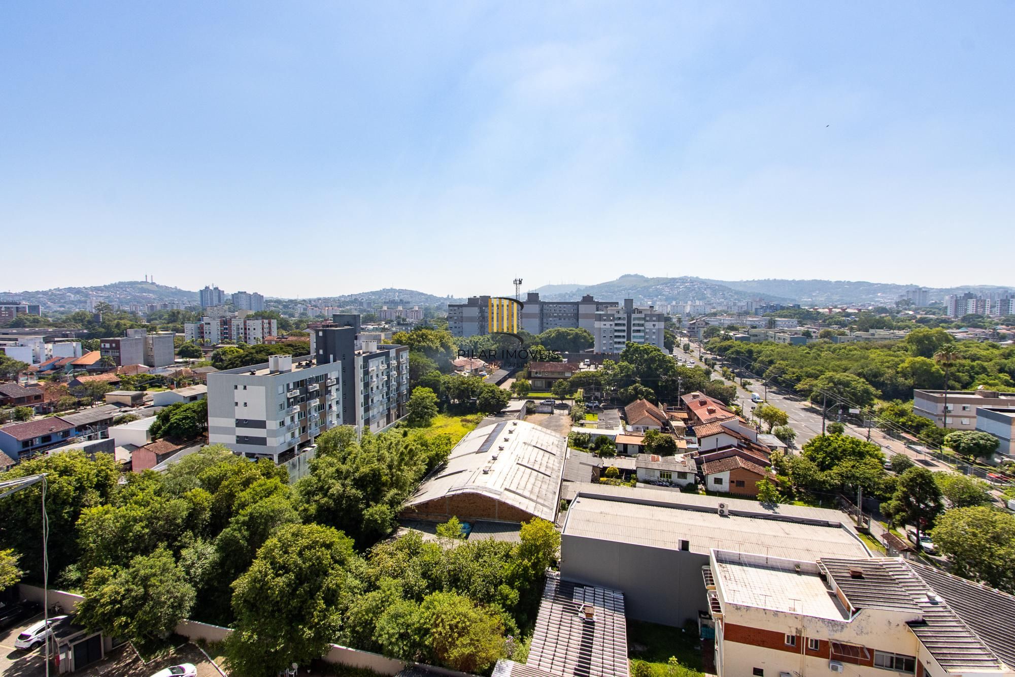 Cobertura de 3 dormitórios, 1 suíte e duas vagas de garagem no bairro Cristal.