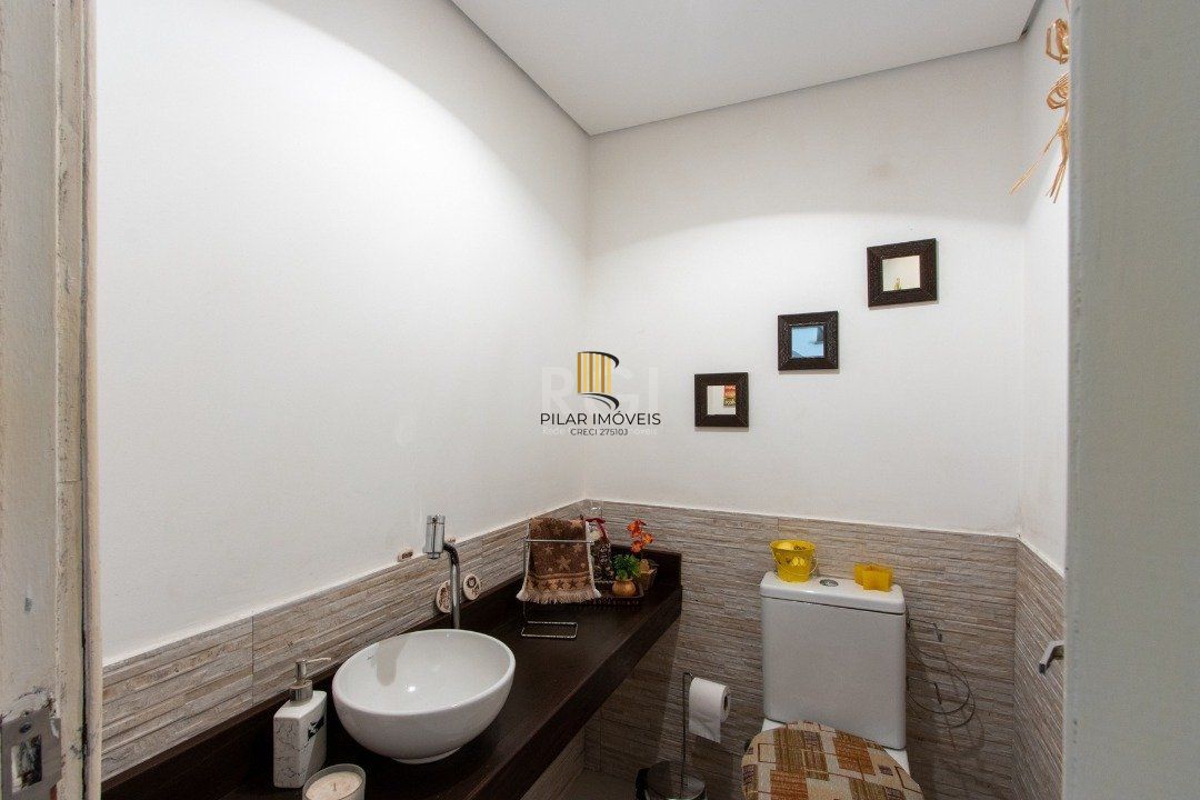 Casa 3 dormitórios no bairro Guarujá