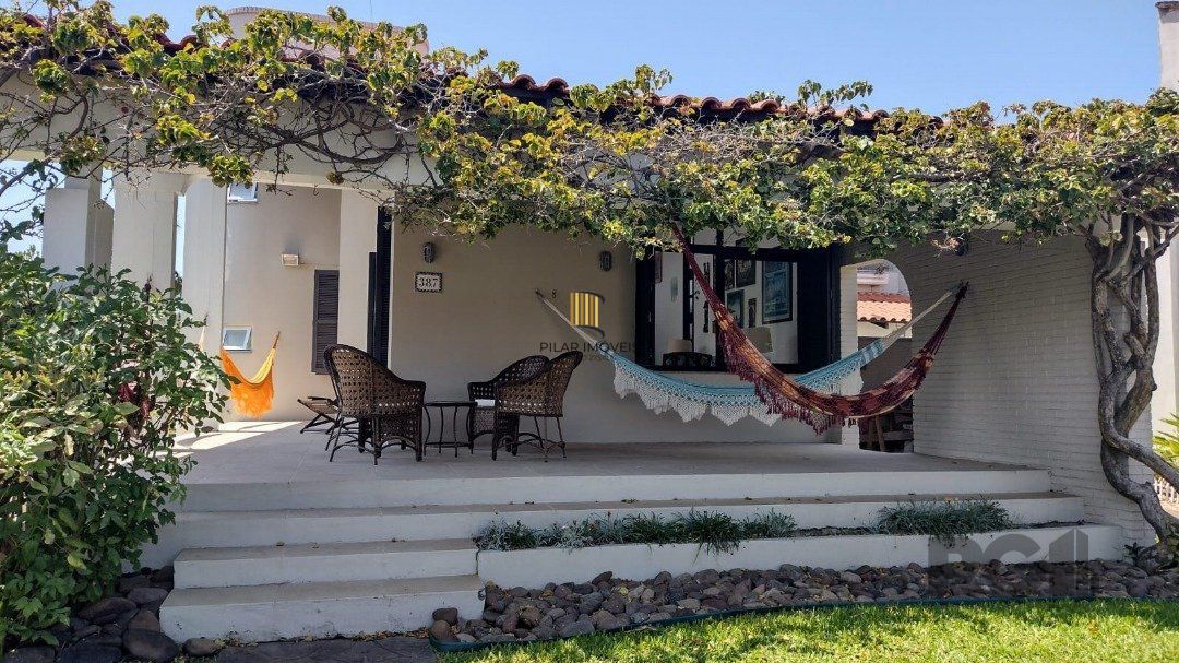 Casa 4 dormitórios no bairro Atlântida