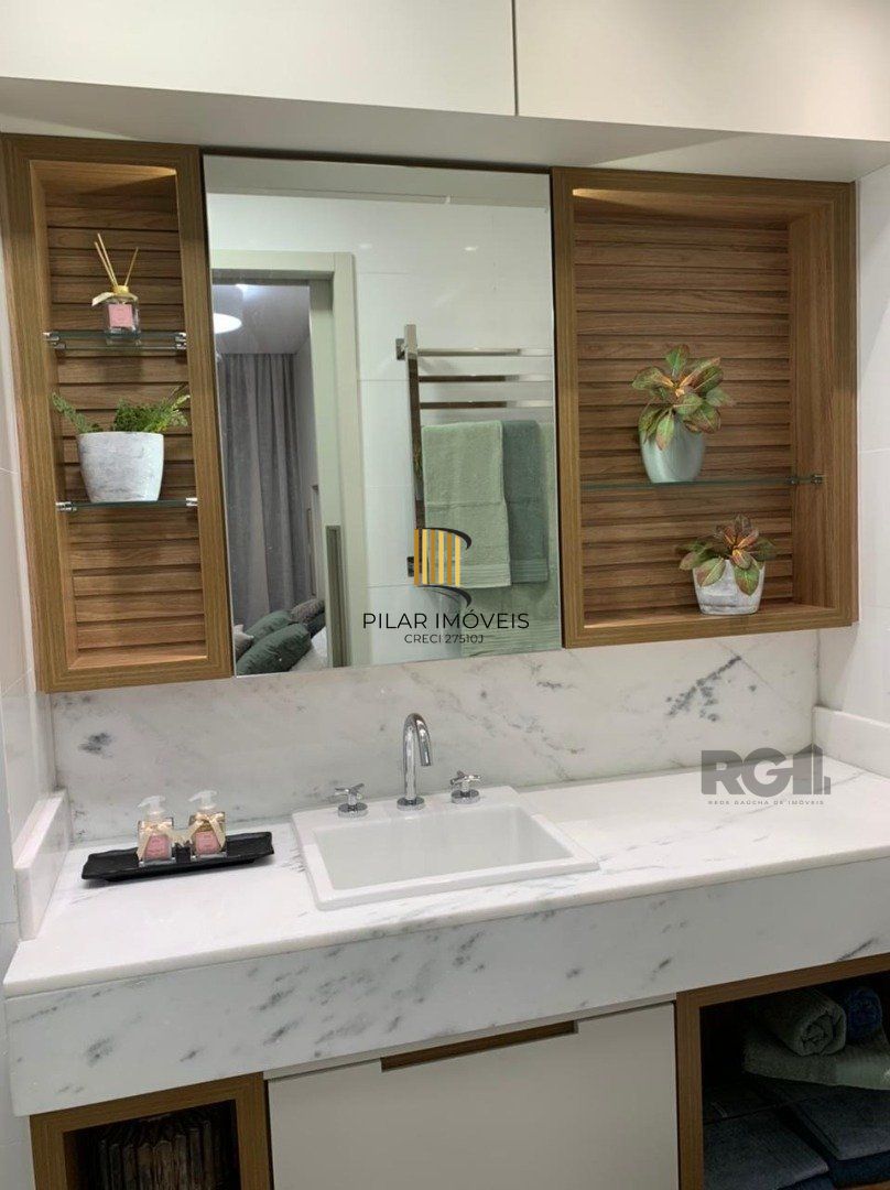 Apartamento belíssimo de 02 dormitórios com garagem coberta.  