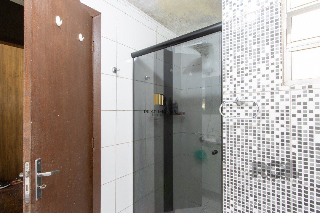 Apartamento com 70m² de área privativa, possui 3 dormitórios, sala para 2 ambientes, banheiro social, cozinha com móveis planejados e área de serviço.
