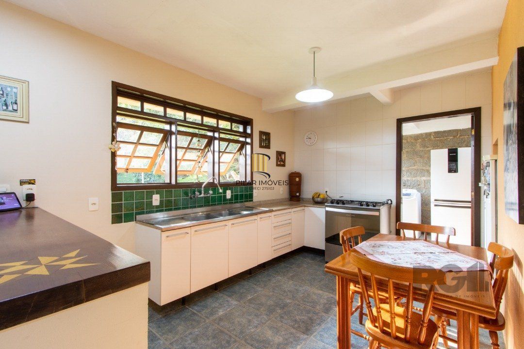 Casa para Venda - 220m², 3 dormitórios, sendo 2 suites, 5 vagas - Espirito Santo