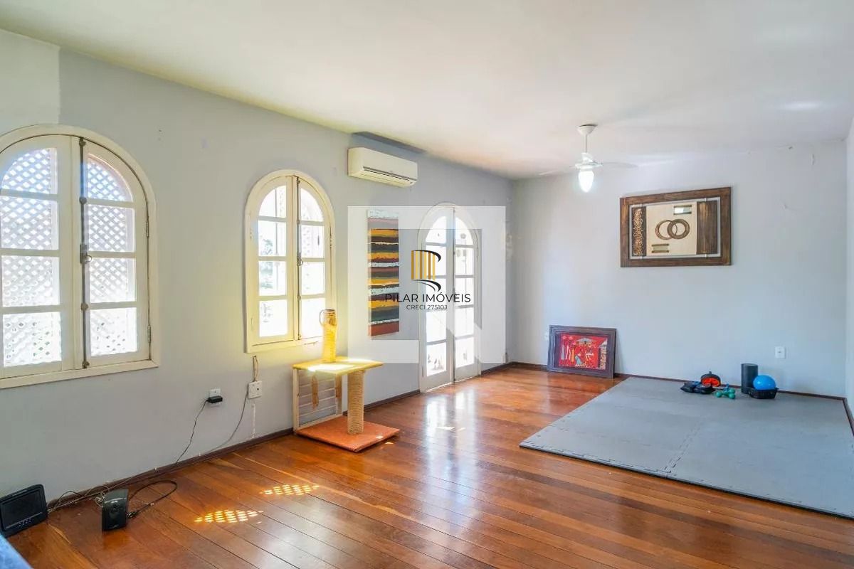 Casa á venda com 3 dormitórios no bairro Ipanema em Porto Alegre