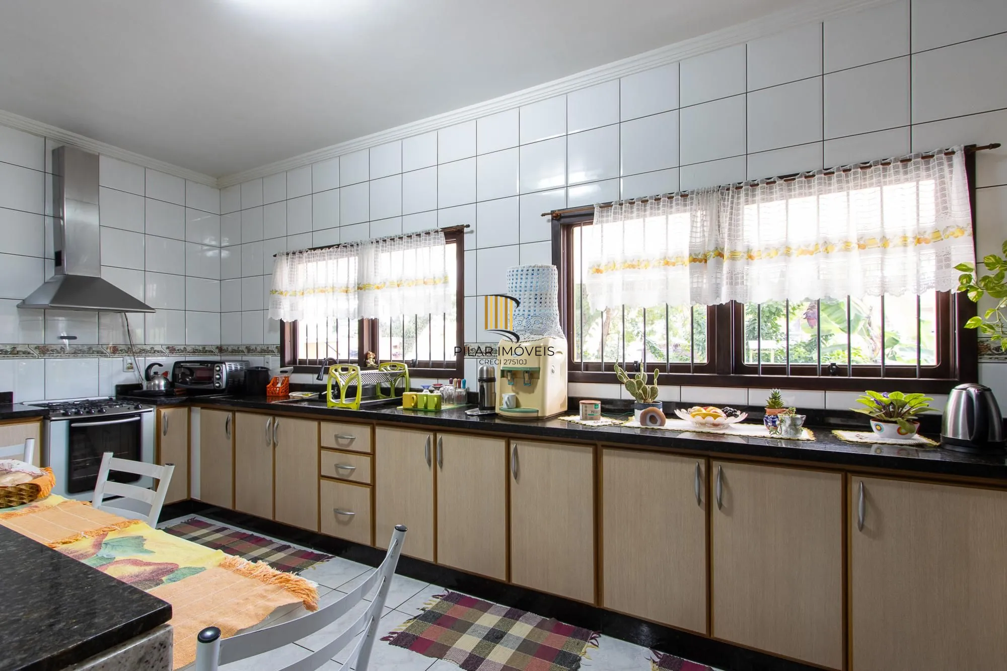 Casa Residencial ou Comercial, com 3 quartos (1 suite), 229m² privativos - Bairro Tristeza