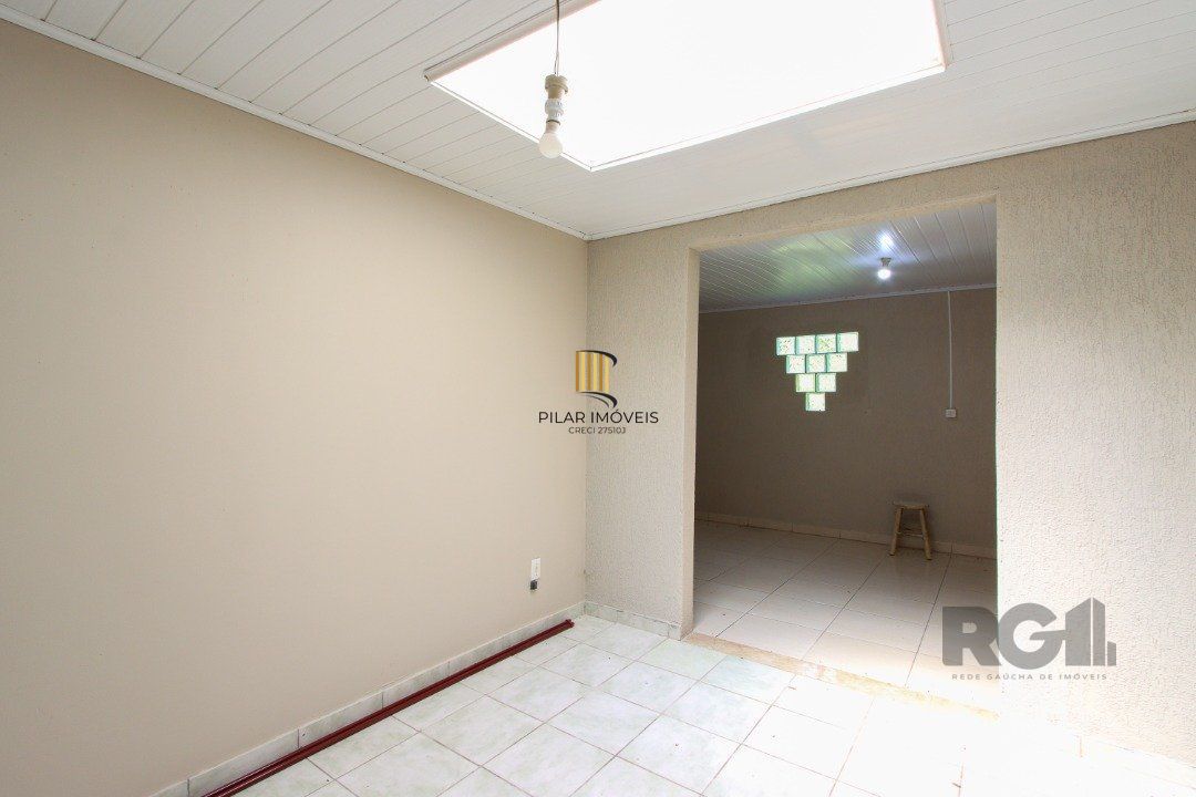 Casa com 109m² de área privativa, possui 02 dormitórios, living para 2 ambientes, cozinha, 2 banheiros