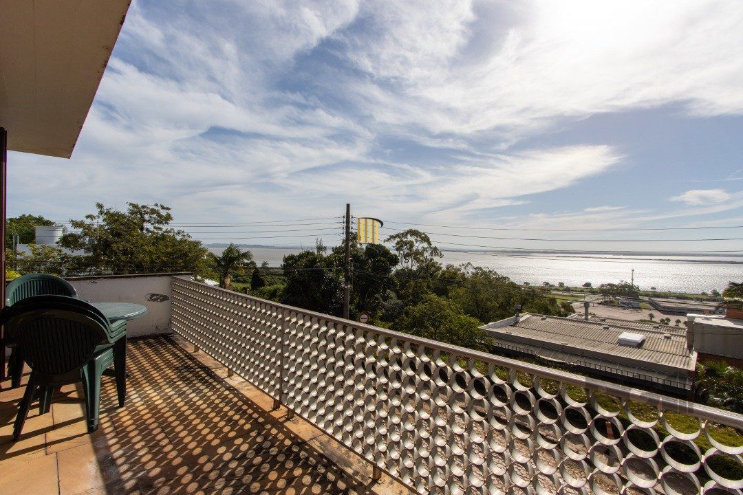 Casa com 724 m² privativos, 4 dormitórios sendo 4 suítes, 6 vagas sendo 3 cobertas