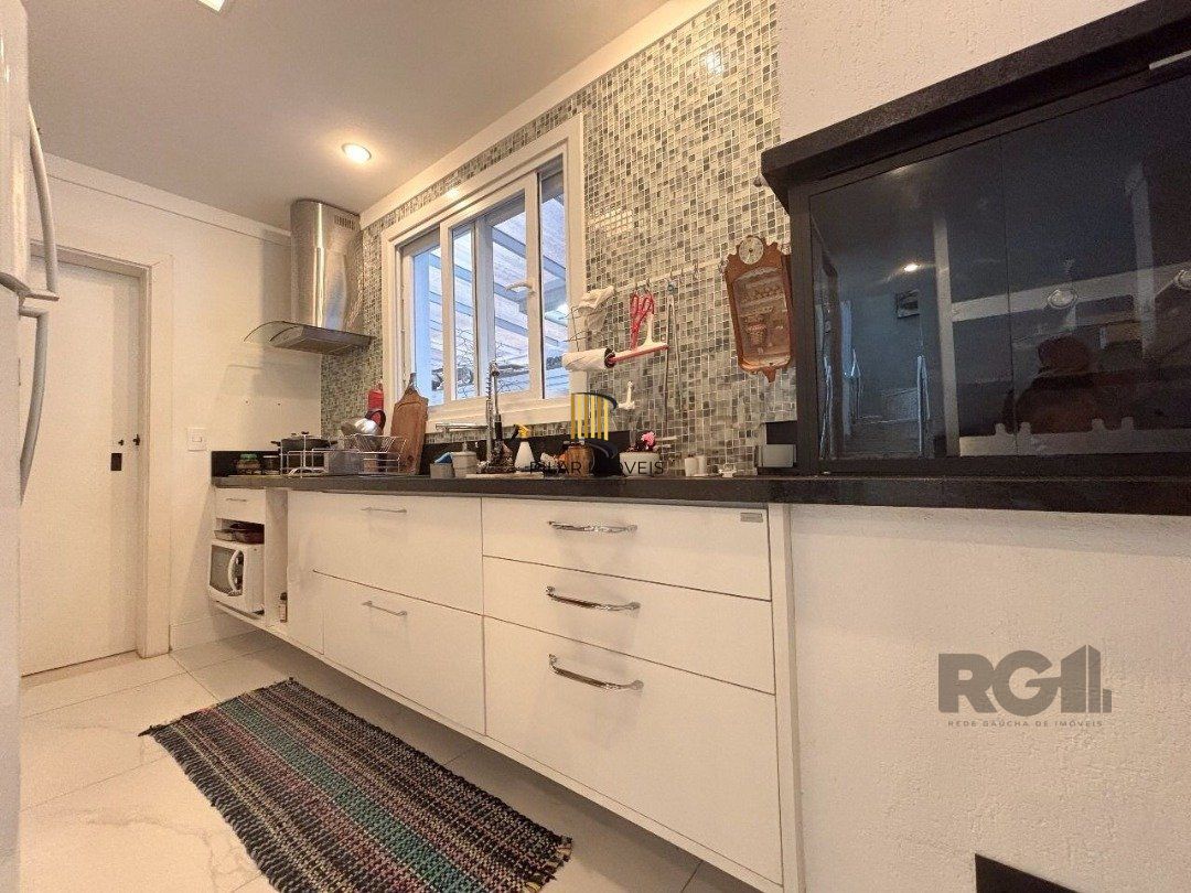 Casa em condomínio com pátio, piscina, 3 suítes e 2 vagas